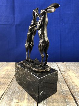 Bronzen beeld van 2 speelse hazen op marmer base. - 2