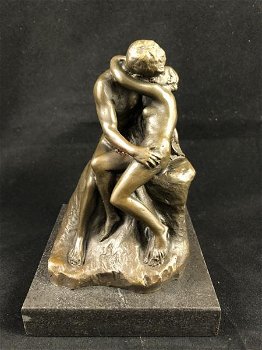 Een bronzen beeld van de kus, by Rodin. - 1