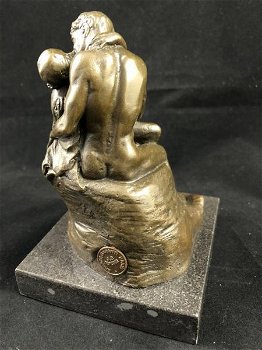 Een bronzen beeld van de kus, by Rodin. - 3