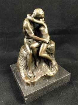 Een bronzen beeld van de kus, by Rodin. - 4