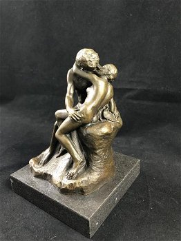 Een bronzen beeld van de kus, by Rodin. - 5