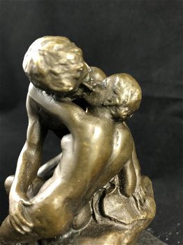Een bronzen beeld van de kus, by Rodin. - 6