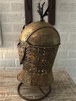 Een prachtige metalen messing ridderhelm op standaard. - 2