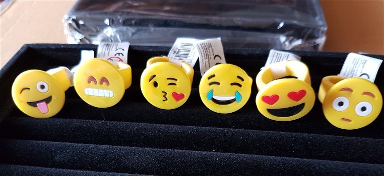 Kinder ringen dino;s , smileys en piraten - 2