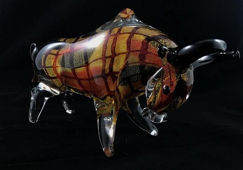 Mooi beeld van een stier van vol glas, prachtig in kleur - 4