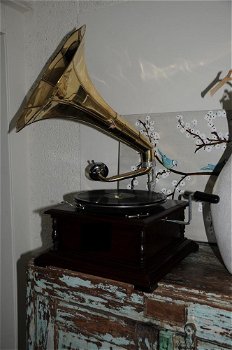 Nostalgische grammofoon, platenspeler, hout en metaal - 1