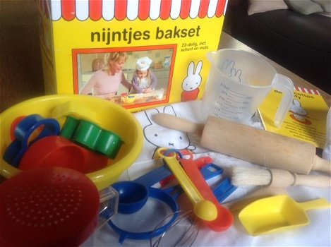 NIJNTJES bakset, 23 delig, incl. schort en muts - koekjes bakken met Nijntje - incl. receptenboekje - 1