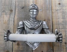 Een toiletrolhouder in de vorm van een ridder, ridder , kado