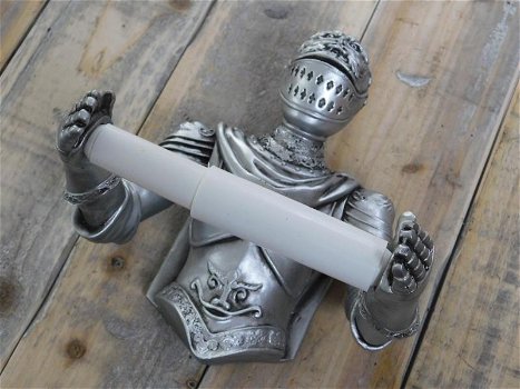 Een toiletrolhouder in de vorm van een ridder, ridder , kado - 1