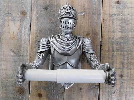 Een toiletrolhouder in de vorm van een ridder, ridder , kado - 4