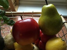 Prachtig echt lijkende appel en peer, zie de foto