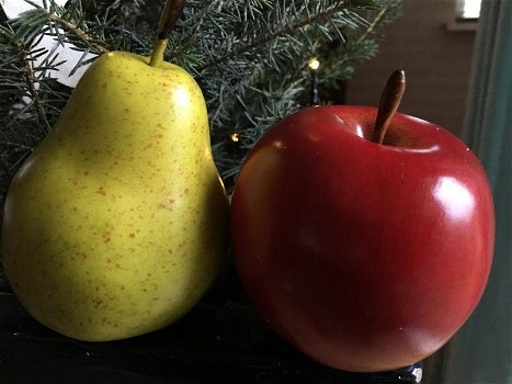 Prachtig echt lijkende appel en peer, zie de foto - 4