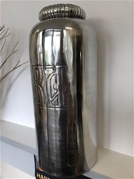 Vaas aluminium XL, zilver-look, met inscriptie, zeer fraai. - 0