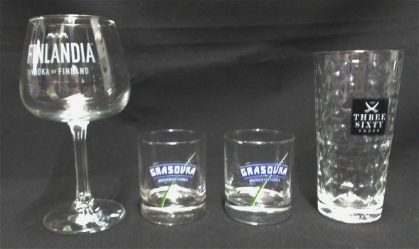 4 wodkaglazen met merkopdruk, 3 verschillende merken, NIEUW - 0