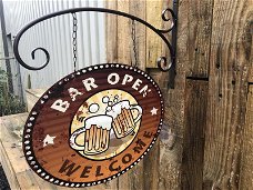 Uithang-gevel-bord , 'Bar open ,  Welcome ,  metaal.