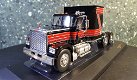 GMC General 1980 zwart/rood 1/43 Ixo V606 - 1 - Thumbnail