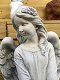 Beeld uit steen, engel staand met mandje, zwaar beeld - 1 - Thumbnail