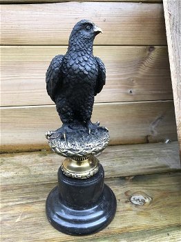 Een bronzen beeld van een adelaar, adelaar - 1