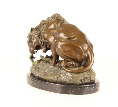 Een bronzen beeld van een leeuw en slang , leeuw - 1