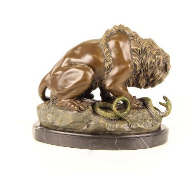Een bronzen beeld van een leeuw en slang , leeuw - 4