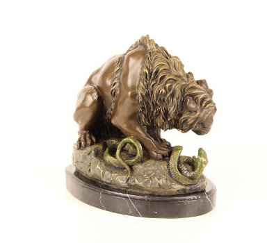 Een bronzen beeld van een leeuw en slang , leeuw - 5