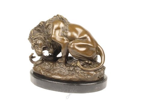 Een bronzen beeld van een leeuw en slang , brons , slang - 0