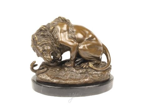 Een bronzen beeld van een leeuw en slang , brons , slang - 1