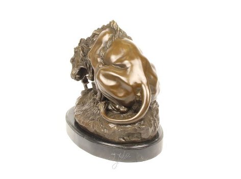 Een bronzen beeld van een leeuw en slang , brons , slang - 2