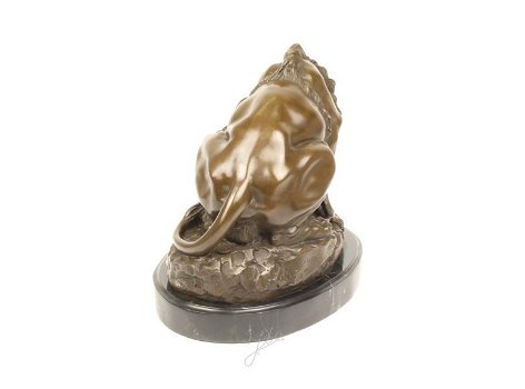 Een bronzen beeld van een leeuw en slang , brons , slang - 3