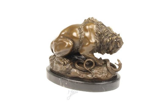 Een bronzen beeld van een leeuw en slang , brons , slang - 5