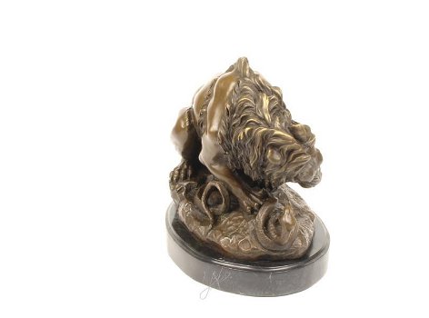 Een bronzen beeld van een leeuw en slang , brons , slang - 6