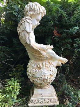 Engel op bol, vol terracotta beeld , grafbeeld , engel - 3