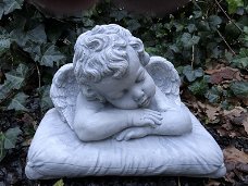 Engel op kussen, een mooi beeld voor plechtigheid , graf