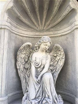 Fraai knielend engelbeeld vol steen in bidkapel vol steen. - 1