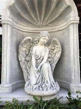 Fraai knielend engelbeeld vol steen in bidkapel vol steen. - 6