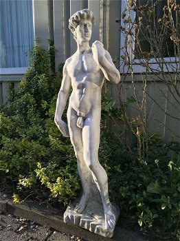 Groot beeld vol steen , Bijbelse figuur David op sokkel - 6