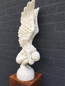 Knielende Engel met vleugels omhoog,stenen beeld-engel
