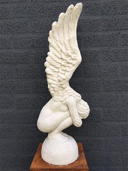 Knielende Engel met vleugels omhoog,stenen beeld-engel - 1