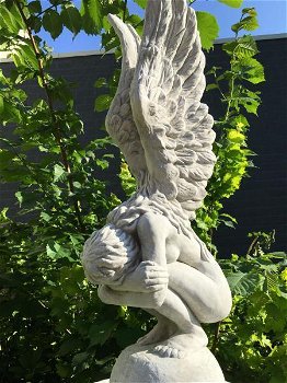 Knielende Engel met vleugels omhoog,stenen beeld-engel - 3