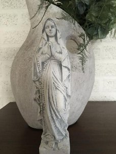 Maria beeld biddend, vol steen , graf  ,  Accessoires