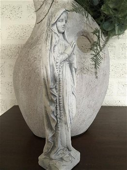 Maria beeld biddend, vol steen , graf , Accessoires - 1