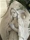 Maria beeld biddend, vol steen , graf , Accessoires - 4 - Thumbnail