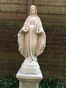 Maria beeld op sokkel, tuinbeeld massief gegoten steen 