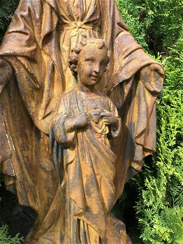 Maria met kind, vol steen oxide op sokkel.,tuinbeeld - 1