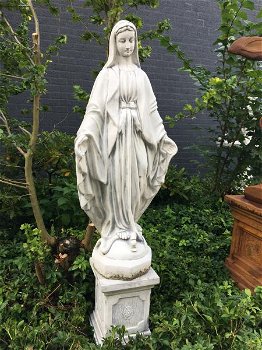 Mother Mary, groot vol stenen beeld op sokkel, tuin - 0