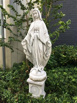 Mother Mary, groot vol stenen beeld op sokkel, tuin - 1
