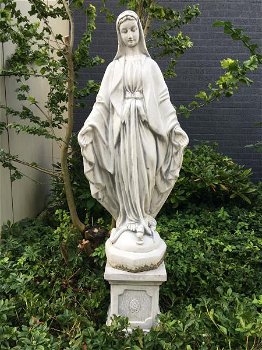 Mother Mary, groot vol stenen beeld op sokkel, tuin - 2
