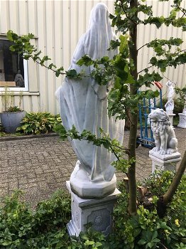 Mother Mary, groot vol stenen beeld op sokkel, tuin - 5