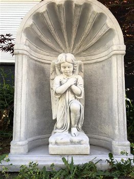 Mooi knielend engelbeeld-bidkapel steen , graf , bid kappel - 0