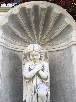 Mooi knielend engelbeeld-bidkapel steen , graf , bid kappel - 7